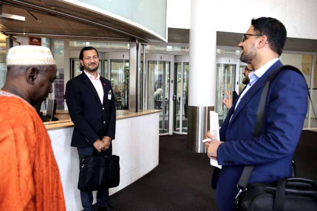 Kebba Secka (t.v), generalsekretær Mehtab Afsar og hele sekretariatet i Islamsk råd møtte onsdag i Kulturdepartementet for å gjøre opp status. (Foto: Harald S. Klungtveit)