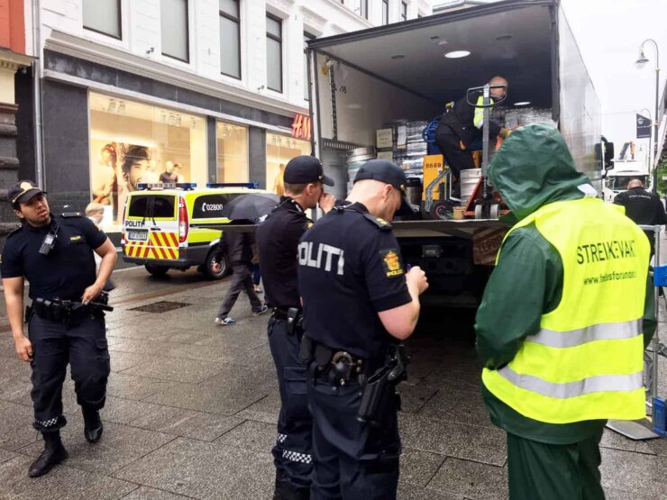 VIDEO: Politiet fjernet streikevakter som blokkerte leveranse av øl på Karl Johan