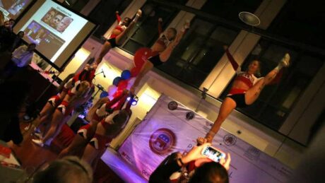 Festen som startet med duskedamer og endte med tårer
