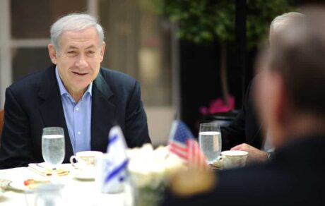 Netanyahu i avhør om hemmelige møter med mediemogul og KrF advarer mot Aps Lofoten-kompromiss