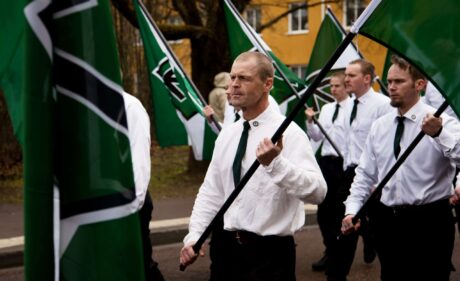 Her går de norske nynazistlederne side om side med mennene som nå er tatt for bombeangrep mot asylmottak
