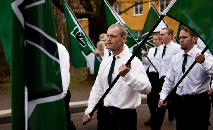 Her går de norske nynazistlederne side om side med mennene som nå er tatt for bombeangrep mot asylmottak