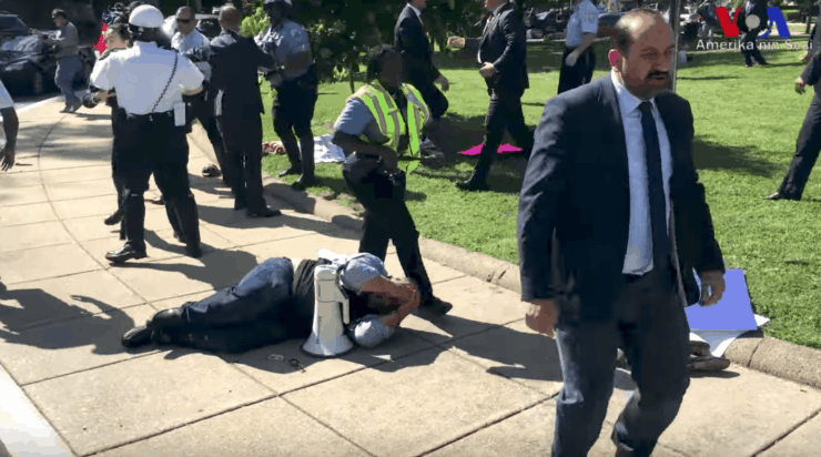 Dresskledde vakter slo og sparket demonstranter ved den tyrkiske ambassaden - nå kommer flere videoer