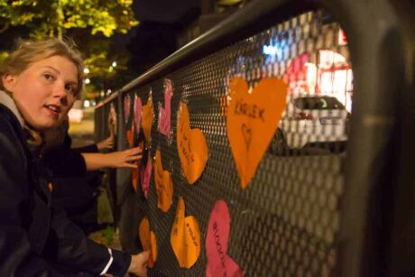 Gøteborg i helspenn foran lørdagens nazimarsj - her kjærlighetsbomber anti-nazistene ruta