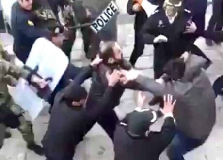 Se videoene fra gateopprøret i Iran - er det starten på en revolusjon?