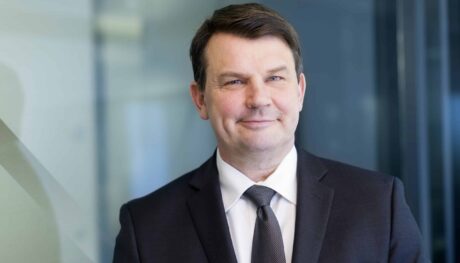 Ny justisminister:  Etterforsket av Økokrim - Hemmelige kundelister - Innvandringskonflikt med Carl I. Hagen