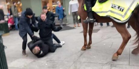Se video: Nynazister angrepet av «Antifa» midt i Oslo sentrum – fem pågrepet