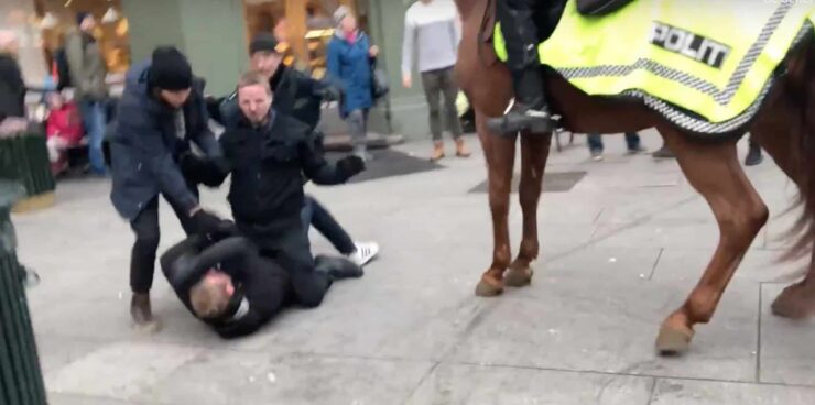Se video: Nynazister angrepet av «Antifa» midt i Oslo sentrum – fem pågrepet