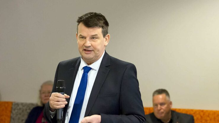 Prøvde å sette fyr på bil ved justisministerens hus: PST etterforsker alvorlige trusler mot Tor Mikkel Wara