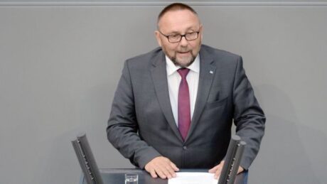AfD-politiker alvorlig skadd i angrep fra maskerte menn - Dette vet vi så langt