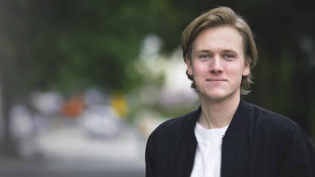 Unge Venstre ut mot egen statssekretær: — Han sitter og skryter av at regjeringen dreper ulv på riksdekkende radio