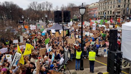 Har vi bare 12 år på oss – og søler vi olje i Arktis? Vi fikk klimaforskeren til å vurdere ungdommens paroler