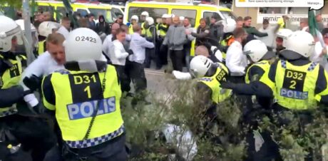 Video: Her angriper nynazistene politiet - mange pågrepet i gateslag 1. mai