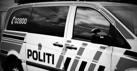 Advarer mot utnyttelse av mindreårige til voldsoppdrag