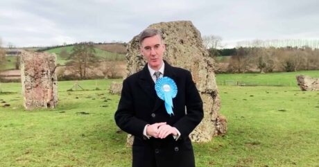 8 dager igjen: Rees-Mogg blir søkk borte, men dukker opp foran en stein