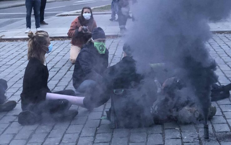 «Klimarebellenes» største aksjon hittil: – Trodde det skulle bli litt mer kork