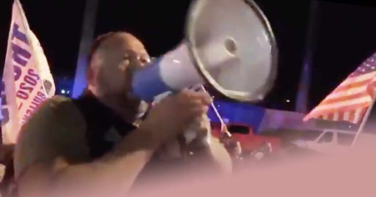 Nå har Trumps høyreradikale tilhengere tilsluttet seg protestene: «Brenn i helvete, Joe Biden!»