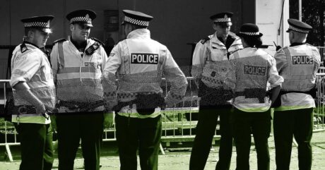 Politibiler i brann, vold og opptøyer: Derfor protesterer de i Storbritannia akkurat nå