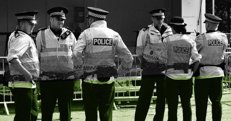 Politibiler i brann, vold og opptøyer: Derfor protesterer de i Storbritannia akkurat nå