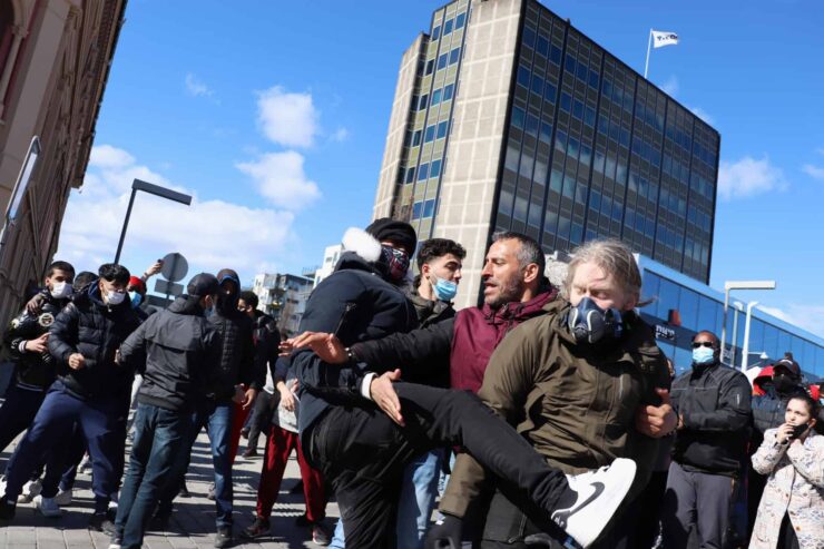 Opptøyer i Drammen: Her må nynazistene reddes fra slag og spark etter å ha oppsøkt SIAN-motstandere