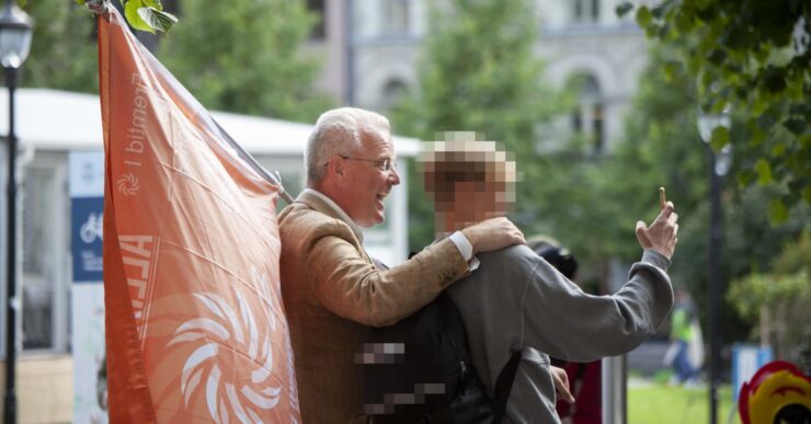 Slik får den høyreekstreme partilederen kontakt med ungdommer før valget