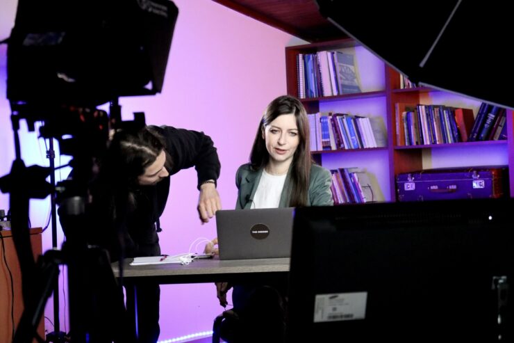 Trosser Putins sensur: Her lager de russisk tv fra et loft i eksil