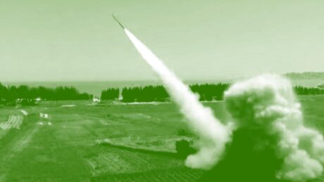 Kinesiske missiler skutt tvers over Taiwan; øya omringet av fly og krigsskip