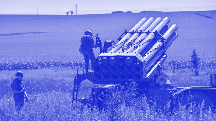 Russland hevder å angripe massivt langs hele fronten
