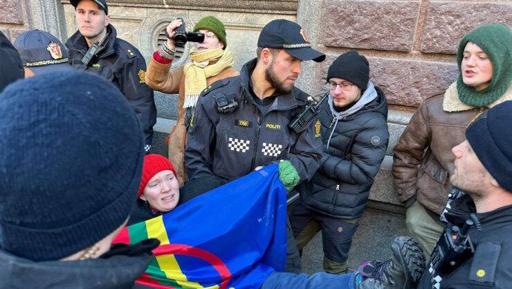 Fjernet demonstranter med makt