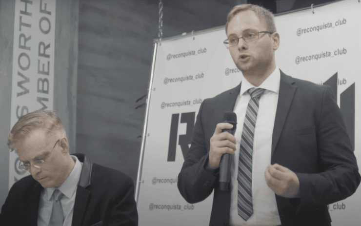 Her taler han sammen med Breivik-apologet: Stifter av forlaget «Legatum» var i jødefiendtlig og rasistisk nettverk