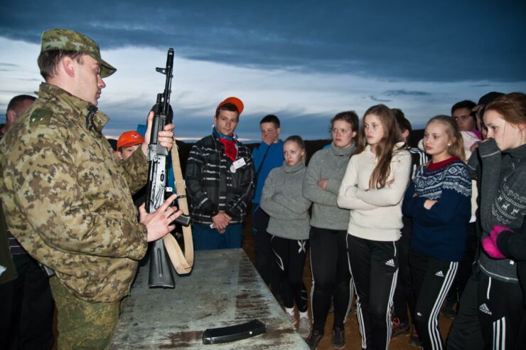 – Bruker det rått: Norske elever fikk kalasjnikov-kurs og marsjerte med russiske soldater