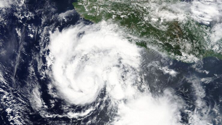 Tropisk storm, rekordnedbør og jordskjelv rammer California