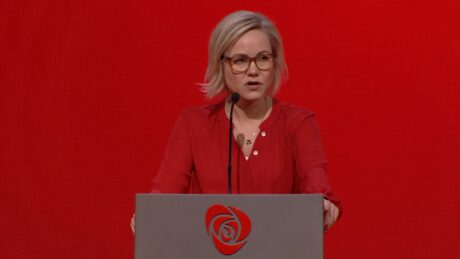 Flere plagiat-eksempler i Kjerkols masteroppgave – Støre møter pressen