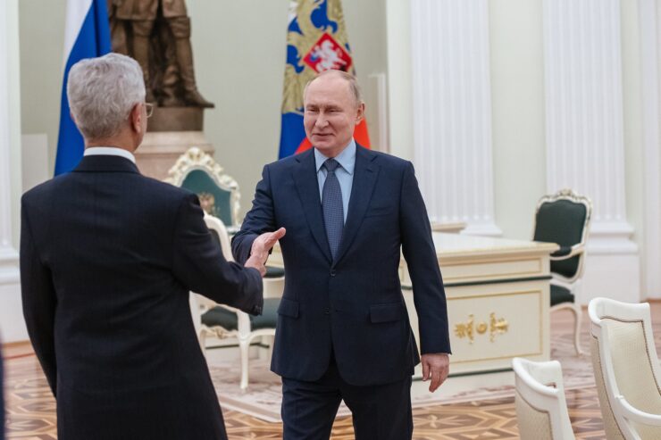 Putin lover opprustning etter å ha vunnet forutbestemt valg