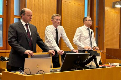 Bistandsbedrageri-rettssak startet i dag – nekter straffskyld