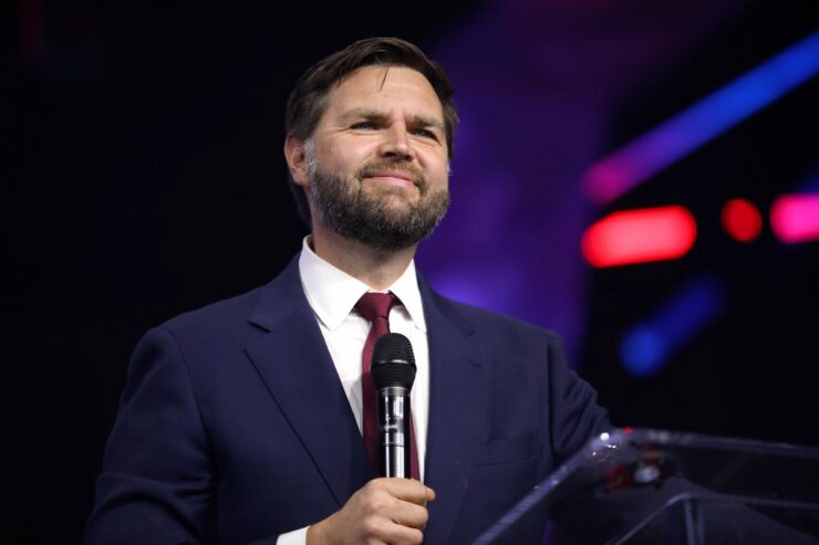 JD Vance er Trumps visepresidentkandidat. Han har koplinger til The Heritage Foundation og har skrevet forordet til en ny bok av stiftelsens direktør. Utgivelsen ble brått utsatt til etter valget, da Project 2025 ble en politisk hemsko for Trump-kampanjen.