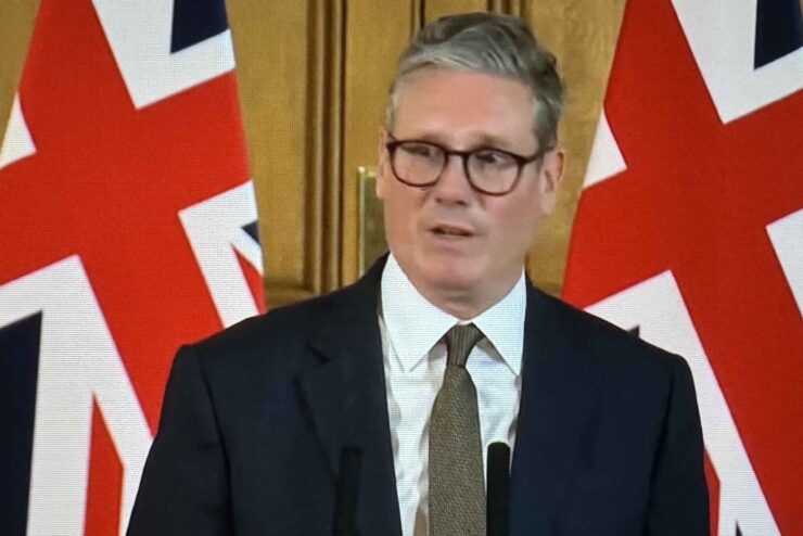 Krisemøte for Starmer etter voldshelg i Storbritannia