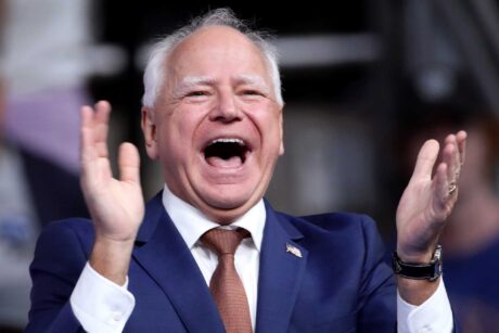 Familie-rift var bilsjuke: Drittpakke mot Tim Walz skuffer Trump-leiren