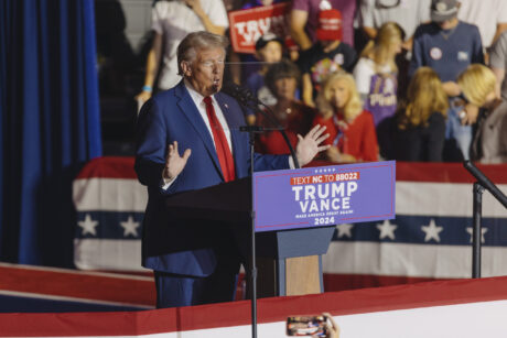 Selvsikker Trump i Nord-Carolina – hevder han leder i alle vippestatene og kaller ulovlige innvandrere «ville», «onde» og «blodtørstige»