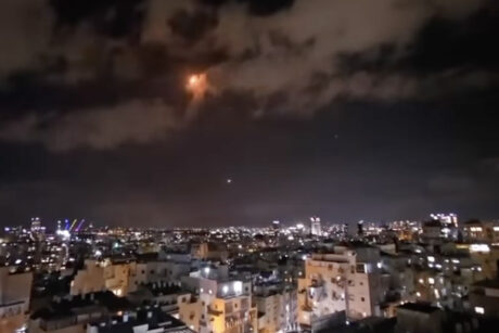 Massiv bombing av Sør-Libanon, raketter mot Israel både fra Hizbollah og Hamas