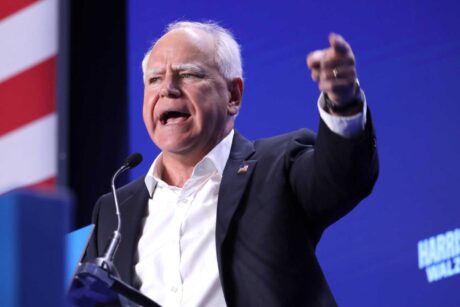 Tim Walz svertes med falske videoer om overgrep