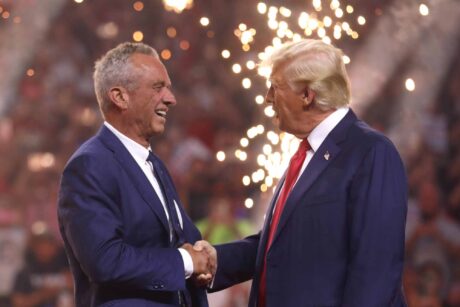 Trump vil gi kvinnehelse-ansvar til vaksinemotstander og abort-vingler – Harris frir til republikanske kvinner i vippestatene