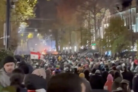 Harde sammenstøt mellom politi og demonstranter i Georgia etter at regjeringen suspenderte EU-samtaler