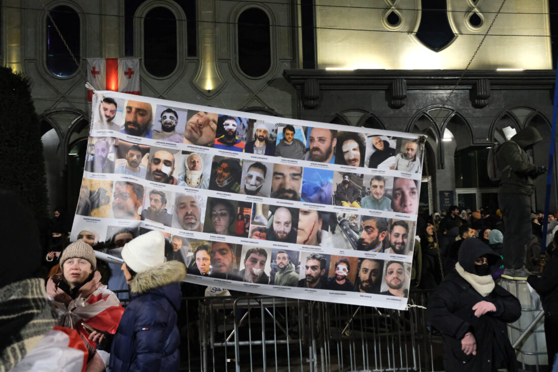 Sier demonstranter slås til blods mot betaling: – Kroppsbyggere, brytere og kriminelle