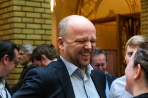 Aktuelt: Sp vil finansiere strømnettet over statsbudsjettet, svensk storavis advarer mot norsk strømpopulisme