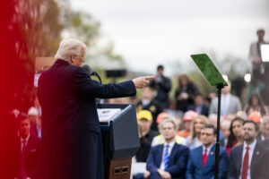Kraftige børsfall i Asia | «Ta medisinen», sier Trump | Milliardær-backer advarer mot «selvpåført økonomisk atomvinter»
