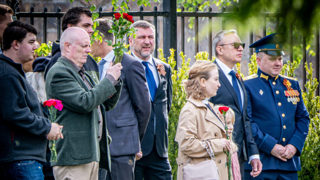 Krigspropaganda på Vestre gravlund: Her markerer Putins menn «seiersdagen» i Oslo