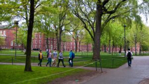 USA suspenderer oppsett av intervjuavtaler med utlendinger som søker studentvisum – vil sjekke sosiale medier