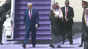 Trump lander i Saudi-Arabia med 1000 milliarder i kofferten