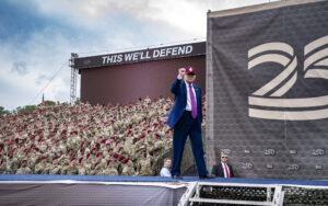 Soldater på Fort Bragg screenet for lojalitet og framtoning før Trumps tale: «No fat soldiers»
